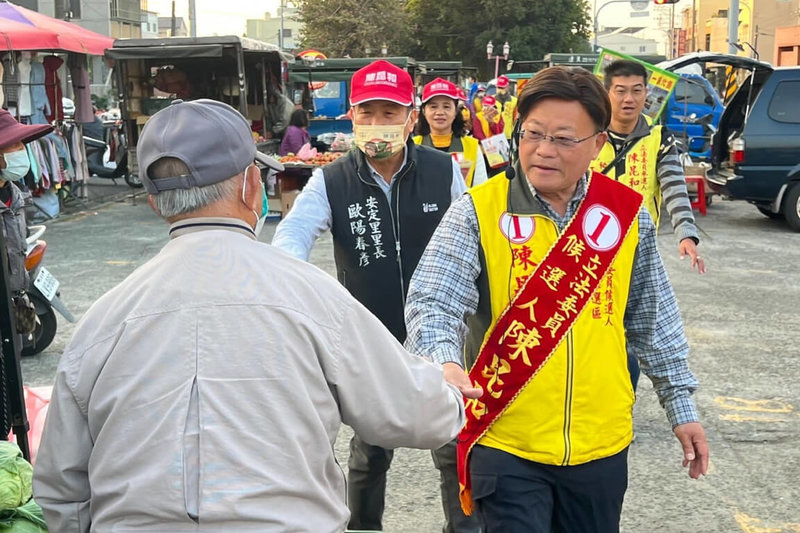 無黨籍台南市第2選區立委候選人陳昆和（前右）12日把握投票前最後一天，在選區各地徒步拜票，爭取支持。（陳昆和競選團隊提供）中央社記者楊思瑞台南傳真  113年1月12日