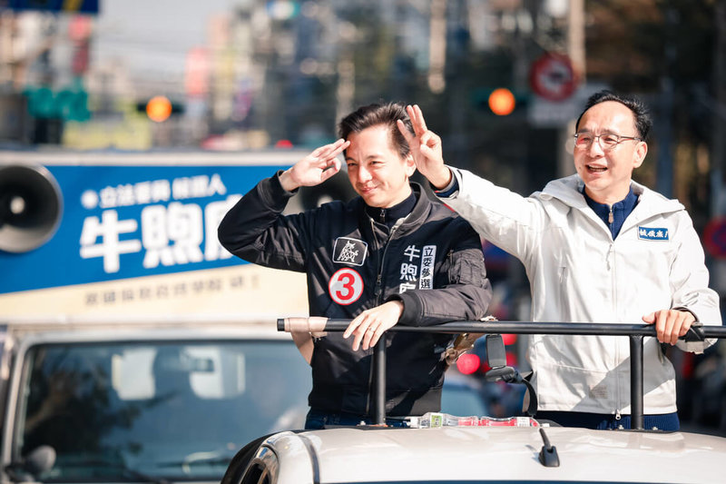 國民黨主席朱立倫（右）12日陪同黨籍桃園市第1選區立委候選人牛煦庭（左）進行車隊掃街拜票，全力衝刺選情。（朱立倫團隊提供）中央社記者葉臻傳真 113年1月12日