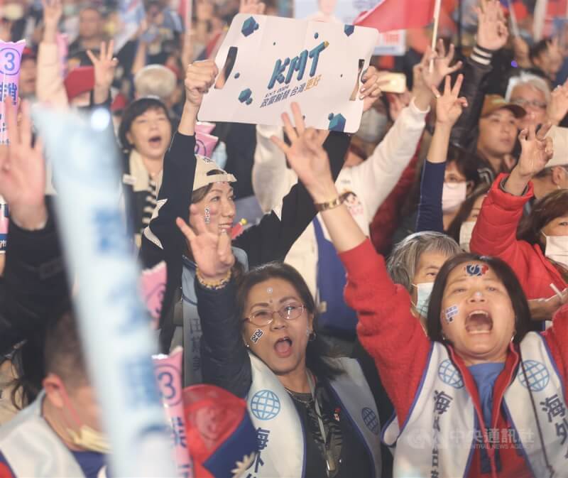 國民黨12日在新北市板橋第一運動場舉辦選前之夜造勢晚會，民眾熱情展現對國民黨的支持力挺。中央社記者張新偉攝 112年1月12日