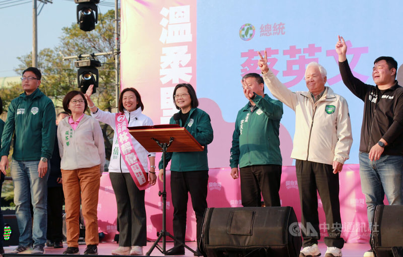 民進黨台中市第2選區立委候選人林靜儀（右5）12日下午在烏日區紡織公園舉辦勝利大遊行，總統蔡英文（右4）也到場為她加油打氣。中央社記者蘇木春攝  113年1月12日