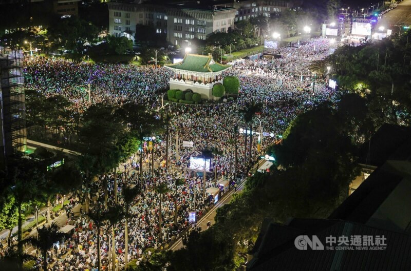 台灣民眾黨選前之夜造勢晚會12日在台北凱達格蘭大道登場，大批支持者擠滿會場，將景福門團團包圍，氣氛熱絡。中央社記者謝佳璋攝 113年1月12日