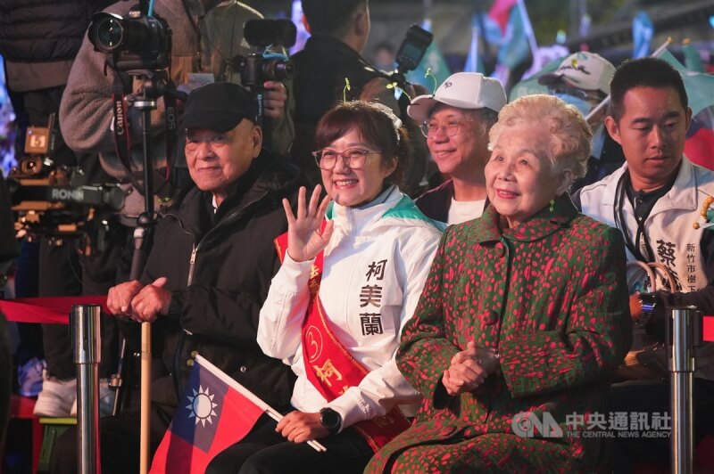 台灣民眾黨12日選前之夜造勢晚會，總統候選人柯文哲胞妹柯美蘭（前右2）與媽媽何瑞英（前右）、爸爸柯承發（前右3）到場支持。中央社記者徐肇昌攝 113年1月12日