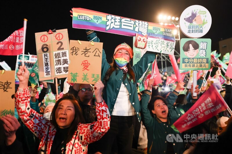 民進黨「台灣美德站出來，迎向勝利選前之夜」造勢活動12日在新北市板橋第二運動場舉行，支持者自製看板為民進黨加油打氣。中央社記者王騰毅攝 113年1月12日