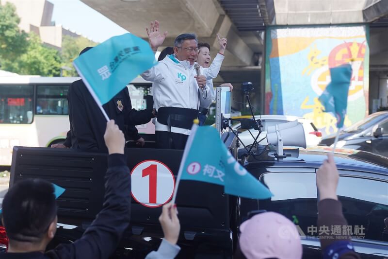 台灣民眾黨總統候選人柯文哲（左）12日上午在競選總幹事黃珊珊（右）等人的陪同下，至台北市北投、士林一帶以車隊掃街方式拜票，民眾揮旗表達支持。中央社記者徐肇昌攝 113年1月12日
