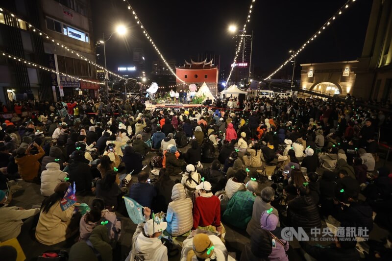 由支持者自主發起的「扛阿北守台灣」感恩守夜晚會11日晚間在台北市北門廣場舉行,吸引不少民眾黨支持者到場,頭戴小草髮飾表達對總統候選人柯文哲的力挺。中央社記者張新偉攝 113年1月11日