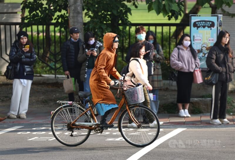 圖為台北市內湖科學園區民眾一早騎單車上班。（中央社檔案照片）