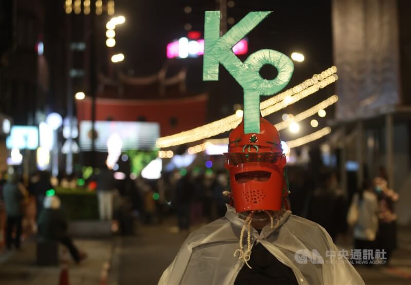 「扛阿北守台灣」感恩守夜晚會由民眾黨總統候選人柯文哲支持者自主發起,11日在選前倒數2天關鍵時刻於台北市北門廣場舉行,吸引大批人潮相挺,有民眾精心變裝、到場支持。中央社記者張新偉攝 113年1月11日