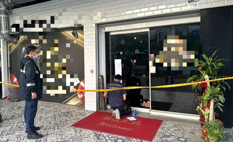 高雄市三民區一間桌遊店12日發生槍擊案，2名男子進入後，其中1人突然朝天花板開槍，導致水泥碎塊掉落，波及店員，所幸僅擦傷。圖為警方至現場拉起封鎖線調查蒐證。（高市三民一警分局提供）中央社記者洪學廣傳真  113年1月12日