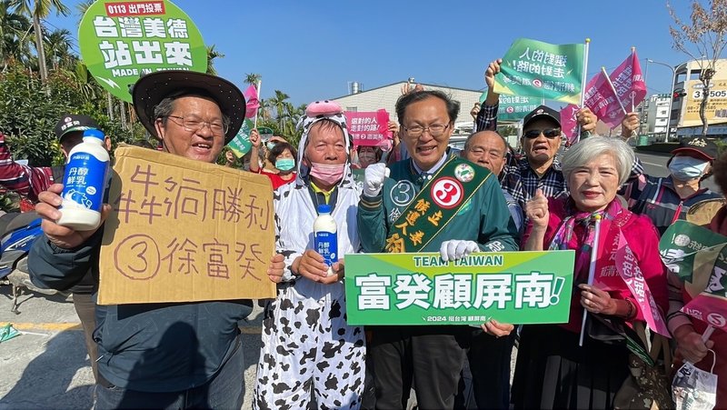 民進黨屏南立委候選人徐富癸(前右2)12日進行車隊掃街與徒步遊行拜票,所到之處獲民眾熱烈歡迎。(徐富癸競選總部提供)中央社記者李卉婷傳真 113年1月12日