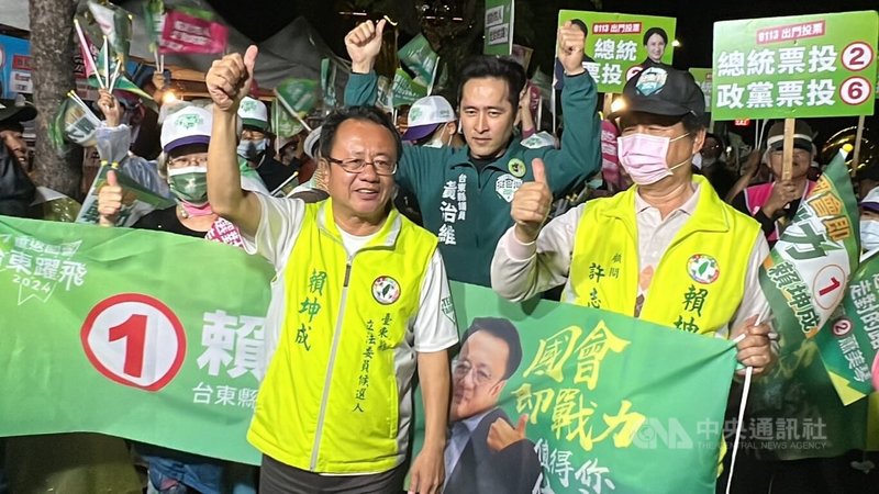 2024總統及立委選舉選前之夜，民進黨台東縣立委候選人賴坤成（前中）12日在支持者陪同下掃街催票，呼籲民眾13日務必出門投下神聖一票。中央社記者盧太城台東攝  113年1月12日