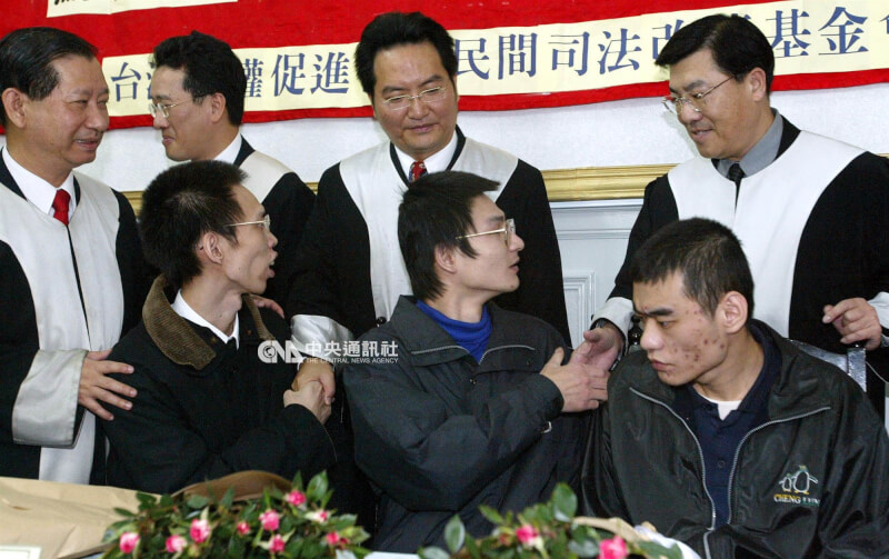 蘇建和（前左二起）、劉秉郎和莊林勳被控殺人案，2003年1月13日首度被台灣高等法院判決無罪，律師團向三位當事人握手道賀。但2007年6月29日台灣高等法院又改判3人死刑。（中央社檔案照片）