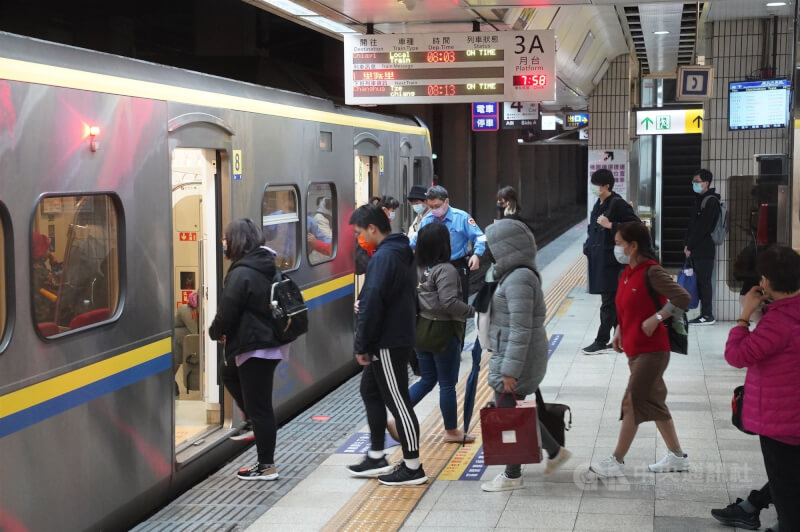 圖為2021年12月18日4大公投日登場，民眾返鄉投票，台北車站一早就有不少旅客，排隊搭乘台鐵。（中央社檔案照片）