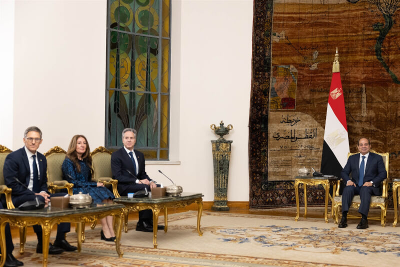 美國國務卿布林肯（右2）11日與埃及總統塞西會面（右1）。（圖取自twitter.com/SecBlinken）