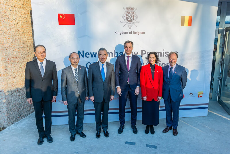 比利時總理德克魯（右3）訪北京，出席新使館揭幕典禮。（圖取自twitter.com/alexanderdecroo）
