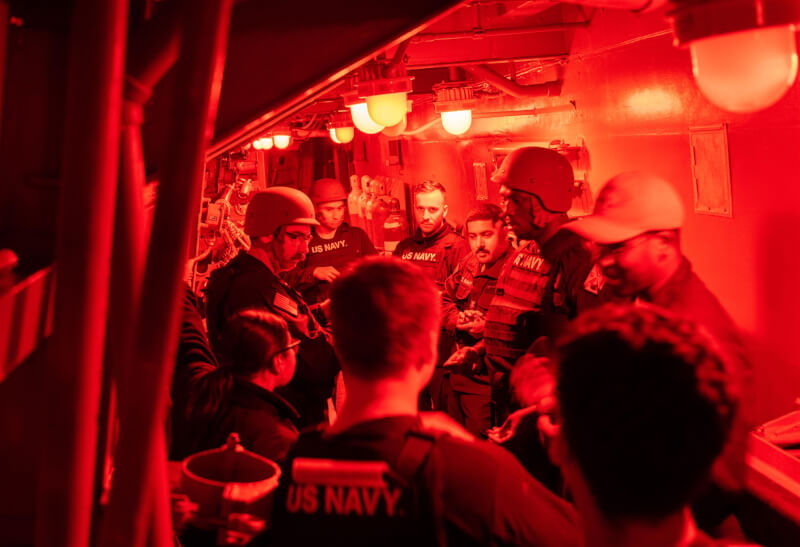 圖為美國海軍3日針對紅海情勢開會討論。（圖取自美國海軍網頁navy.mil）