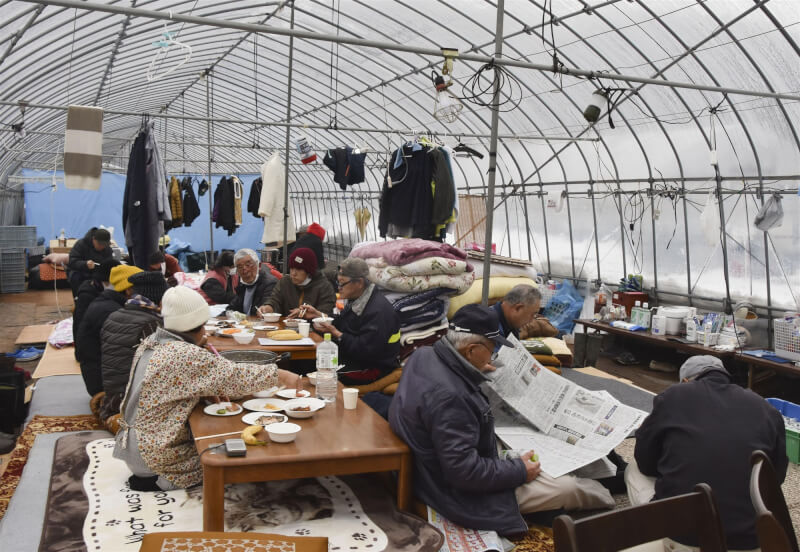 強震重創日本能登半島，石川縣災民11日在溫室中避難。（共同社）