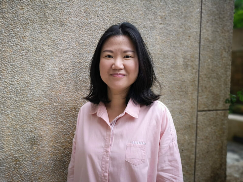 作家羅漪文(圖)透過自身擔任「越南語司法通譯」工作所接觸的個案,完成散文作品「我當司法通譯的日子」,2023年12月獲選為第24屆台北文學獎年金類得主。(台北市政府文化局提供)中央社記者邱祖胤傳真 112年12月21日