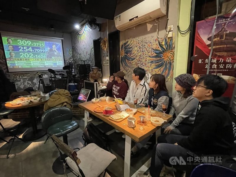 圖為1月13日，北京一家餐廳內同桌看台灣總統大選開票的兩岸民眾。（中央社檔案照片）