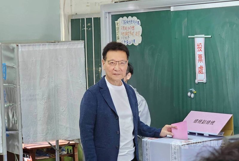 2024總統及立委選舉13日投票，國民黨副總統候選人趙少康在大安國中投票，並呼籲民眾踴躍投票，攸關選出好政府、或是壞政府。中央社記者江明晏攝 113年1月13日