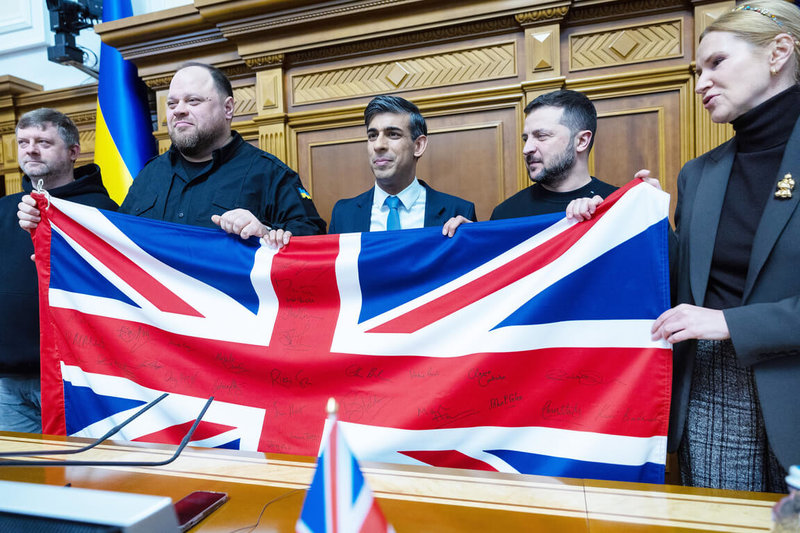 英相蘇納克（右3）12日在烏克蘭國會發表演說，贈予一面有英國政府所有內閣官員簽名的英國國旗，象徵英烏「堅不可摧的同盟」。（英國首相府提供）中央社記者陳韻聿倫敦傳真  113年1月13日