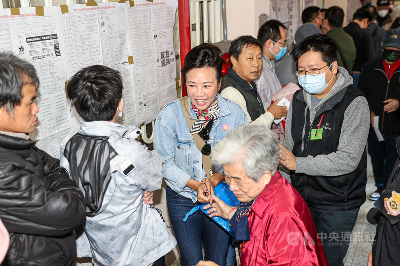 民眾黨副總統候選人吳欣盈（中）13日一早赴台北市信義區吳興國小投票所投票，排隊時與民眾寒暄。中央社記者鄭清元攝  113年1月13日