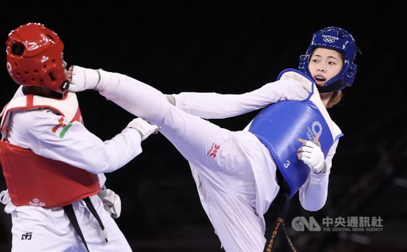 圖為羅嘉翎（藍衣）2021年在東京奧運跆拳道女子57公斤級奪下銅牌。（中央社檔案照片）