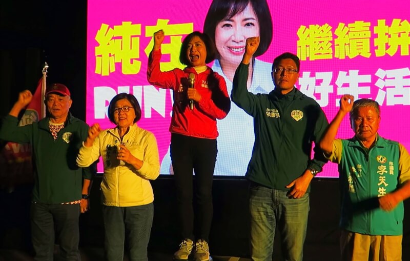 民進黨台中市第7選區立委候選人何欣純(中)13日晚間自行宣布當選,她表示,未來會更謙卑傾聽民意,為台中爭取更多建設。(何欣純競總提供)中央社記者蘇木春傳真 113年1月13日