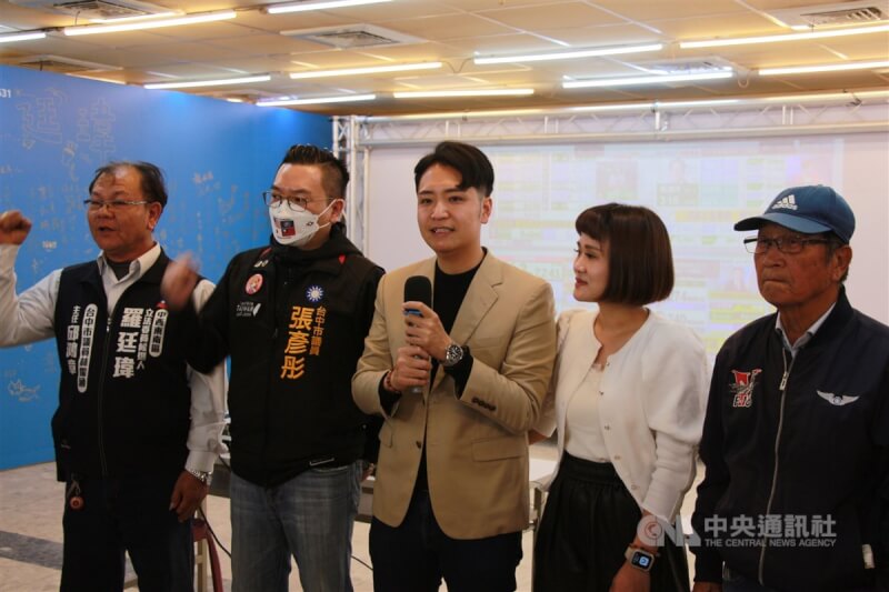 國民黨台中市第6選區立委候選人羅廷瑋(中)13日晚間自行宣布當選,成功讓綠地變藍天。中央社記者蘇木春攝 113年1月13日