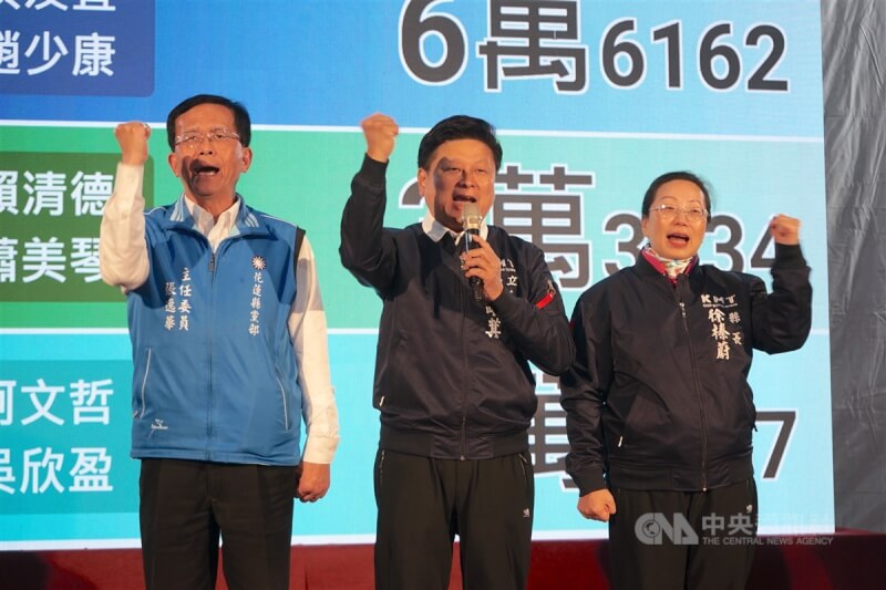 國民黨立委傅崐萁(中)13日晚間由妻子、縣長徐榛蔚(右)以及國民黨花蓮縣黨部主委張逸華(左)陪同,自行宣布當選。中央社記者張祈攝 113年1月13日