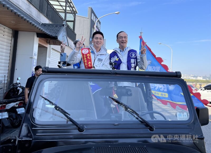 國民黨台中市第4選區立委候選人廖偉翔(前左)13日自行宣布當選。圖為廖偉翔日前與國民黨主席朱立倫一同車掃拜票。中央社記者郝雪卿攝 113年1月13日