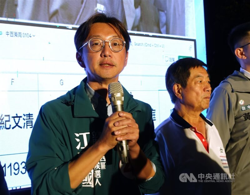 民進黨台中市第6選區立委候選人江肇國(左)13日晚間出面自行宣布敗選,並對大家表達歉意。中央社記者蘇木春攝 113年1月13日