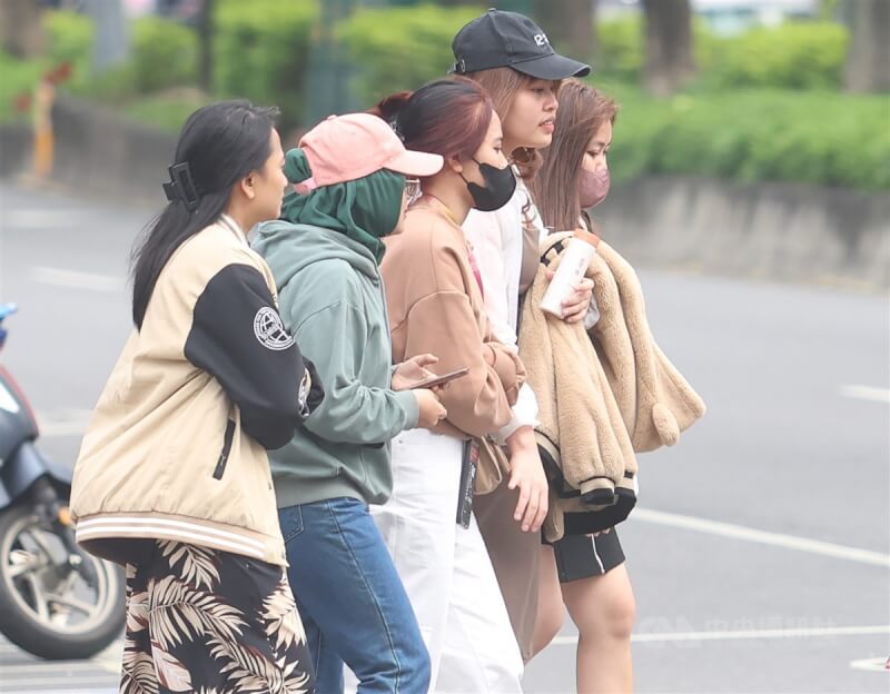 圖為台北市信義區民眾穿著保暖衣物出門。（中央社檔案照片）