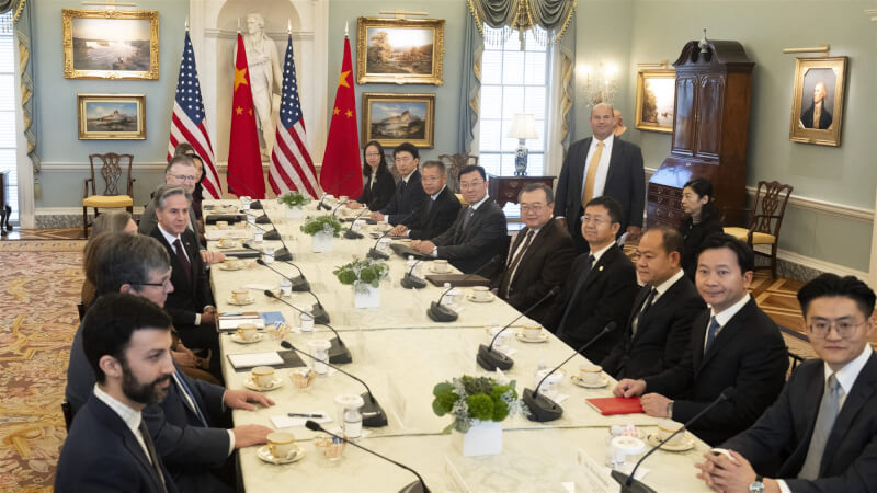 美國國務卿布林肯（左4）12日與中共中央對外聯絡部部長劉建超（前右5）會晤。（法新社）