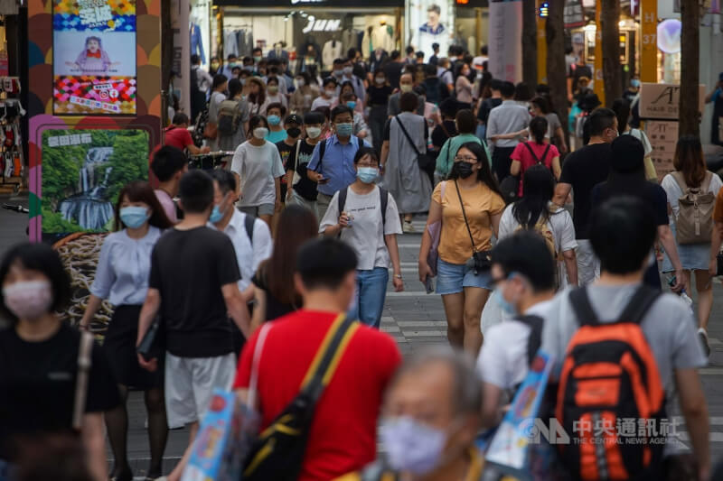 圖為台北市西門町商圈，1日下午逛街人潮回溫。（中央社檔案照片）