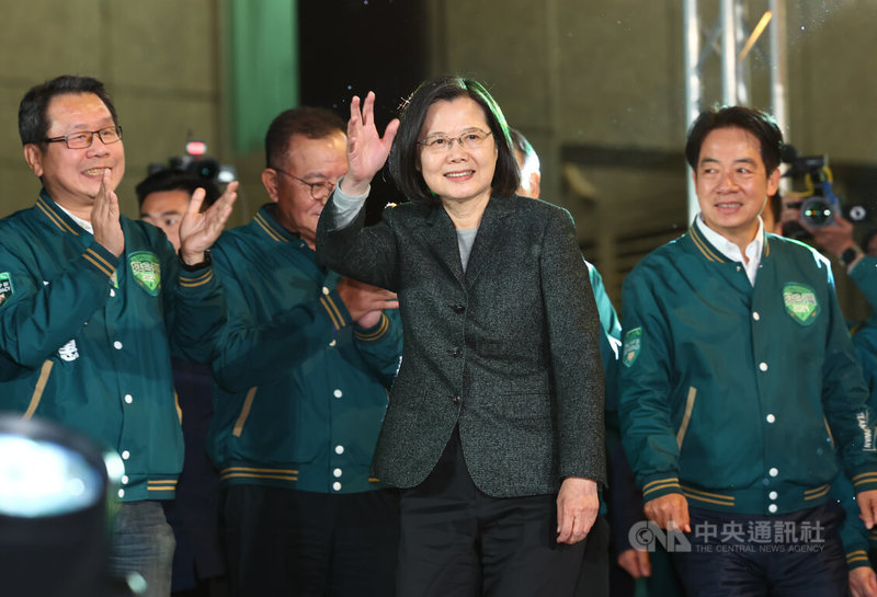 對於民進黨總統候選人賴清德（右）取得勝選，上海東亞研究所副所長包承柯受訪指出，賴清德在選舉多次提及堅持「蔡英文路線」，這對兩岸關係是重要的挑戰，因為中國把「蔡英文路線」也視為「台獨路線」。圖為13日賴清德勝選之夜，總統蔡英文（中）出席致賀。中央社  113年1月14日