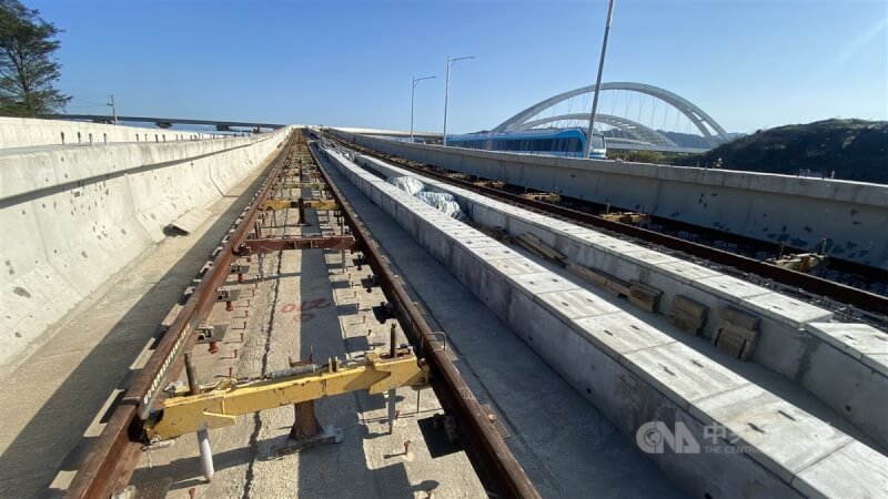 新北市府捷運局14日表示，捷運三鶯線全線合龍作業已完成，正全面鋪設軌道（圖）、機廠施工，預計今年底，列車於橫溪站至鶯歌車站優先路段動態測試。中央社記者黃旭昇新北攝 113年1月14日