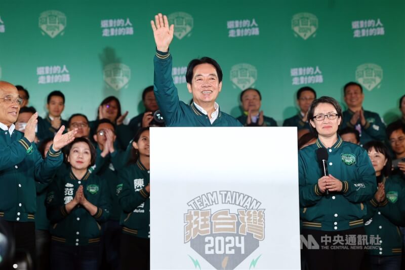 民進黨總統候選人賴清德（中）13日贏得2024總統大選後，在台北競總外向支持者致意。中央社記者王騰毅攝 113年1月13日