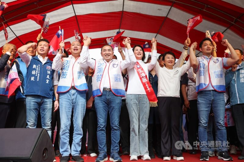 圖為台中市長盧秀燕（前右2）、台北市長蔣萬安（前右）等人為國民黨立委王鴻薇（前右3）輔選。（中央社檔案照片）