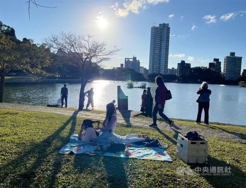 圖為台北市內湖區一處公園內民眾享受日光浴。（中央社檔案照片）