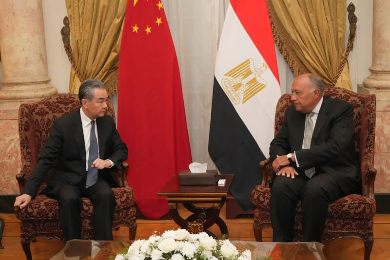 中國外交部長王毅14日在開羅與埃及外交部長蘇克里晤談。（圖取自twitter.com/MfaEgypt）
