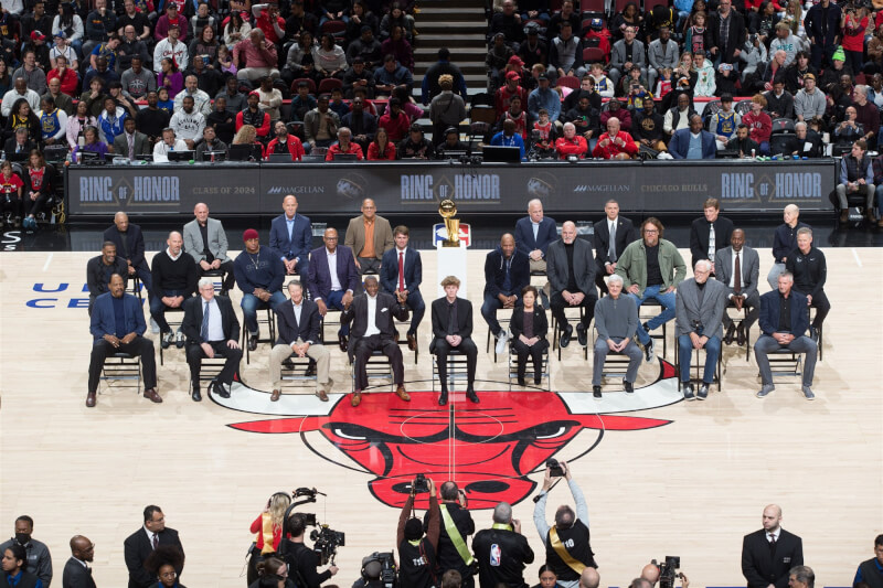 NBA芝加哥公牛隊13日舉辦Ring of Honor紀念儀式，已故前總管克勞瑟的遺孀塞爾瑪（場上座位前排右4）到場，沒想到遭到主場球迷噓聲以對。（圖取自twitter.com/chicagobulls）