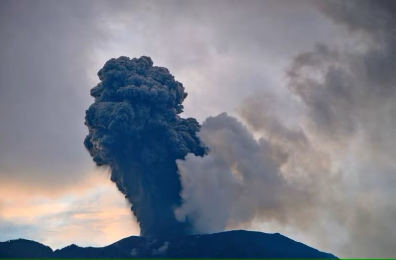 西蘇門答臘省馬拉畢火山14日再度噴發。（安塔拉通訊社/Iggoy el Fitra/ via 路透社）