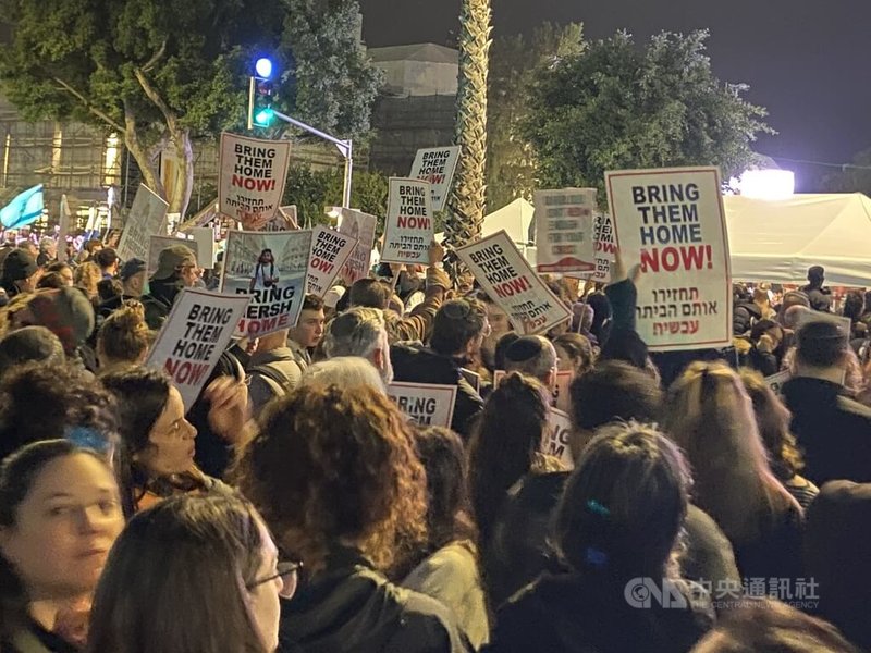 特拉維夫13日晚間在「人質廣場」舉辦「百日集會聲援活動」，以色列民眾熱烈響應，參與人數超過12萬人次。中央社記者賴素芬特拉維夫攝 113年1月15日
