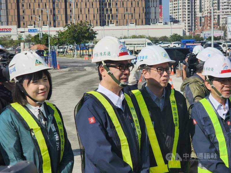 民進黨總統選舉勝選，外界點名高雄市長陳其邁（左2）等有望更上層樓。陳其邁15日出席活動時受訪表示，當初競選高雄市長連任時，曾跟市民承諾再拚4年，所以他會做到任期最後1天，這是他的承諾。中央社記者蔡孟妤攝  113年1月15日