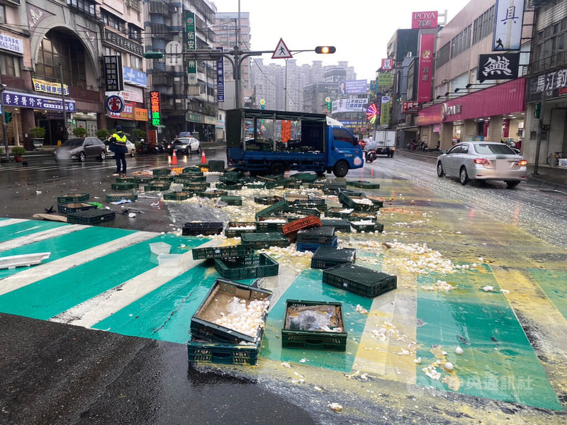 新北市汐止區大同路2段15日發生一起汽車追撞小貨車車禍，貨車上大量雞蛋掉落路面，事發現場蛋液流滿地。（翻攝照片）中央社記者高華謙傳真  113年1月15日