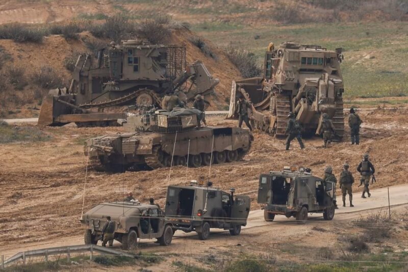 以色列軍隊14日駐守在以色列南部與加薩的邊界附近。（路透社）