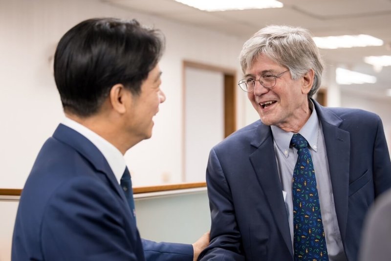 民進黨總統當選人賴清德(左)15日會見美國前副國務卿史坦伯格(James B. Steinberg)(右)。(民進黨提供)中央社記者葉素萍傳真 113年1月15日