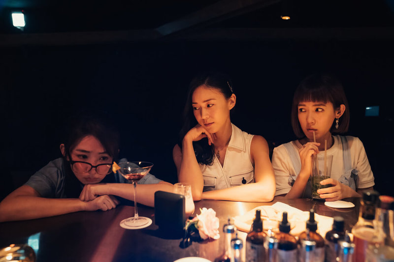 演員郭書瑤(左)在新戲「何百芮的地獄毒白」中飾演突然被男友分手的主角「何百芮」,和鍾瑶(中)、孫可芳(右)有許多有趣幽默的對手戲。(HBO GO提供)中央社記者葉冠吟傳真 113年1月15日