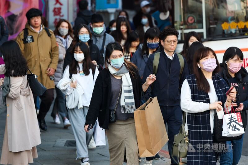圖為西門町商圈通勤民眾穿著保暖。（中央社檔案照片）