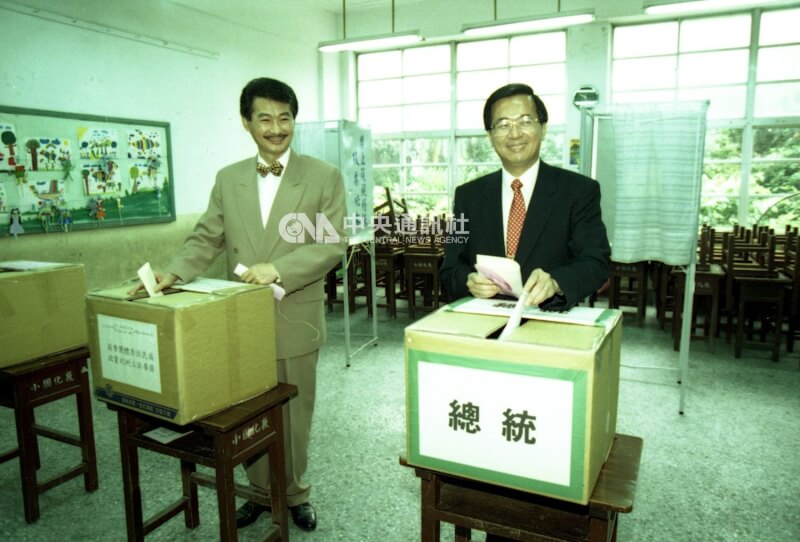 1995年6月11日，民進黨舉行總統選舉黨內初選，時任民進黨主席施明德（左）與台北市長陳水扁前往投票。（中央社檔案照片）